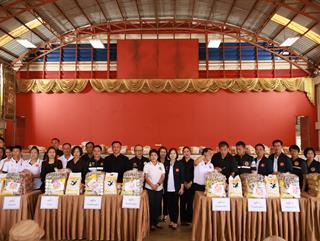 11.11.68 มอบถุงยังชีพร่วมกับมูลนิธิธรรมนัส