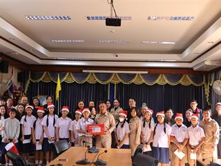 22.12.68 ร่วมต้อนรับ พร้อมกับชมการแสดงความเคารพ และชื่นชมยินดี ในเทศกาลคริสต์มาสและวันขึ้นปีใหม่ จากคณะครูและนักเรียนโรงเรียนปิยมาตย์