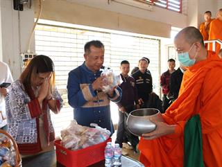 09.01.69 ทำบุญตักบาตรข้าวสารอาหารแห้งพระสงฆ์ ในกิจกรรมทำบุญตักบาตรเนื่องในโอกาสขึ้นปีใหม่ พุทธศักราช 2569