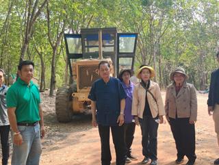 20.02.69 ลงพื้นที่ดูความคืบหน้าการทำถนนทางการเกษตร หมู่ที่ 17 โดยใช้รถเกรดเดอร์