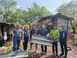 06.05.69 ลงพื้นที่มอบกระเบื้องสำหรับมุงหลังคาบ้านให้กับผู้ประสบภัยพิบัติ ณ หมู่ที่ 18 บ้านแม่ต๋ำน้อย