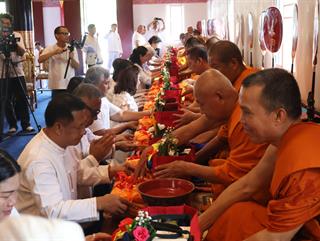 26.06.69 เข้าร่วมพิธีสืบพระชะตาหลวงและร่วมทำบุญตักบาตร เพื่อน้อมถวาย เจ้าพระคุณสมเด็จพระอริยวงศาคตญาณ สมเด็จพระสังฆราช สกลมหาสังฆปริณายก เนื่องในโอกาสทรงพระเจริญพระชนมายุครบ 99 พรรษา